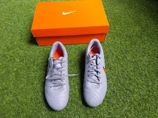 Zapatillas Nike Fútbol Talla 41 como nuevas.