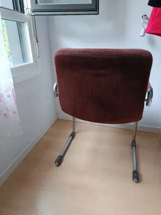 Sillón super cómodo de pana marrón con estructura