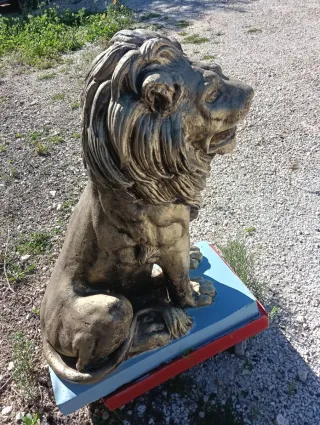 León de piedra lacado bronce y base azul