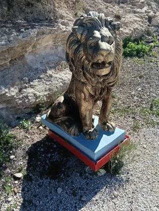 León de piedra lacado bronce y base azul