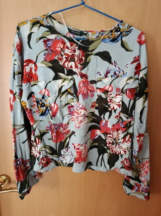 Camiseta Zara floral azul y roja