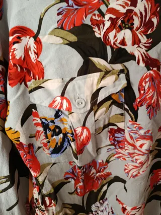 Camiseta Zara floral azul y roja