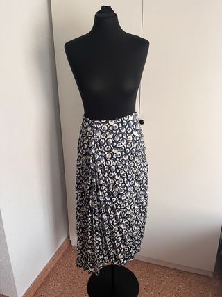 Falda midi plisada estampada, tejido satinado