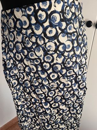 Falda midi plisada estampada, tejido satinado