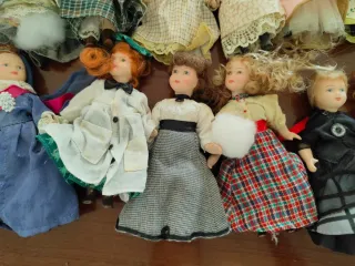 Vecchie bambole in porcellana