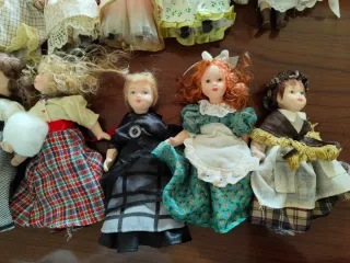 Vecchie bambole in porcellana