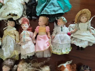 Vecchie bambole in porcellana
