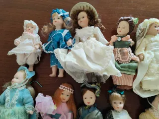 Vecchie bambole in porcellana