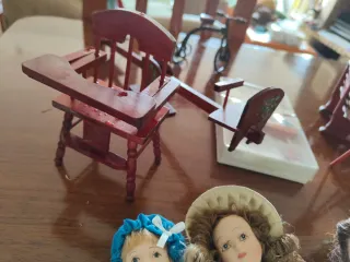 Vecchie bambole in porcellana