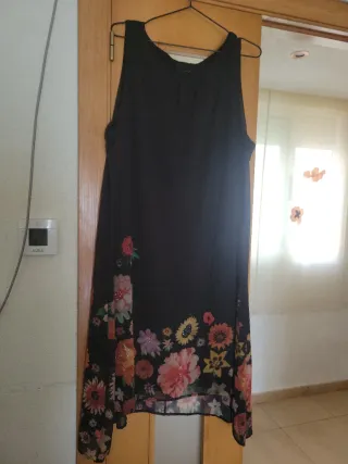 Vestido negro con flores multicolor