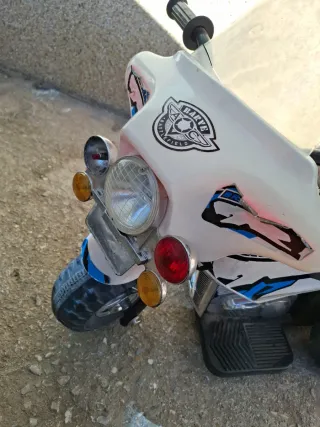 Moto de niño blanca y azul