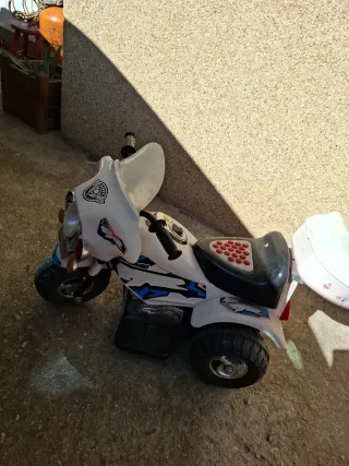 Moto de niño blanca y azul