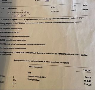 Estantería roja lacada de madera con espejo