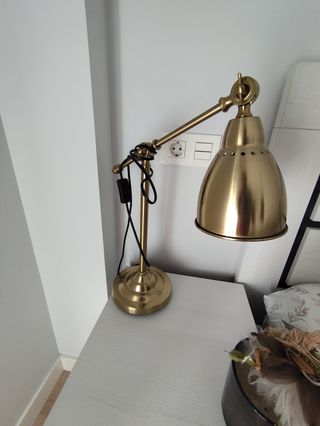 Lámpara de mesa dorada estilo industrial