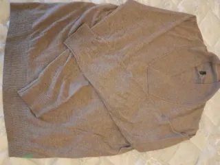 Dos jerséis Benetton grises.