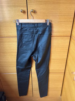 Pantalones vaqueros efecto cuero negros
