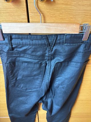 Pantalones vaqueros efecto cuero negros