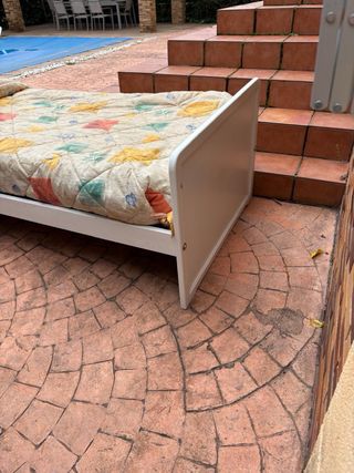 Cama individual con somier de madera