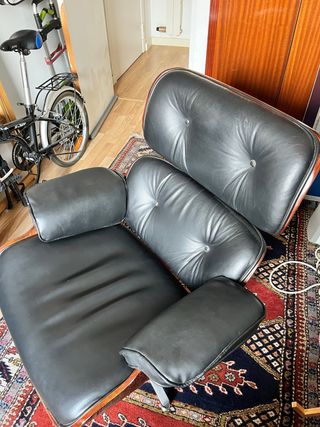 Sillón estilo Eames piel sintetica pie giratorio.