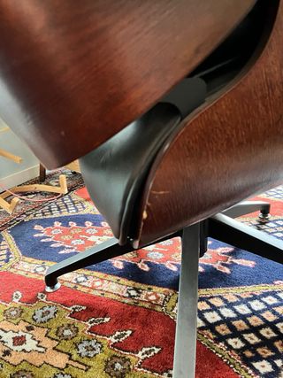 Sillón estilo Eames piel sintetica pie giratorio.