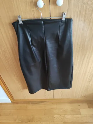 Falda polipiel mujer negra