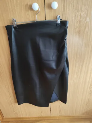 Falda polipiel mujer negra