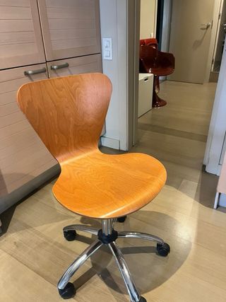 Silla giratoria madera y metal hay 2 unidades