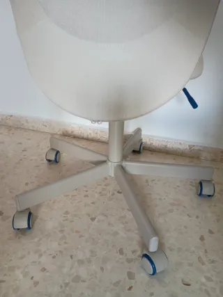 Silla de oficina beige y gris