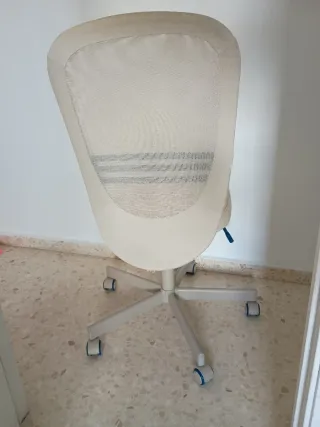 Silla de oficina beige y gris