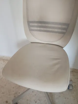Silla de oficina beige y gris