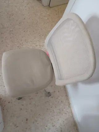 Silla de oficina beige y gris