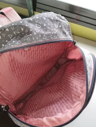 Mochila escolar con estampado de triángulos