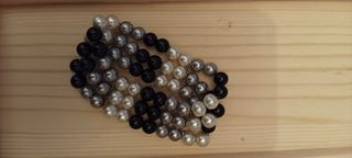 Pulsera de perlas negras, grises y blancas