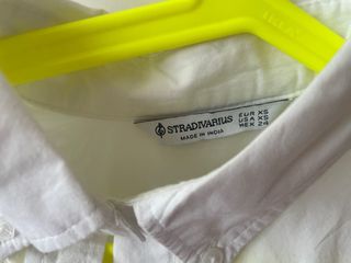 Camisa blanca corta, transparenta un poco.