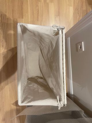 Cubo de ropa de mimbre blanco
