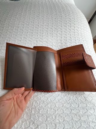 Cartera con detalle serpiente