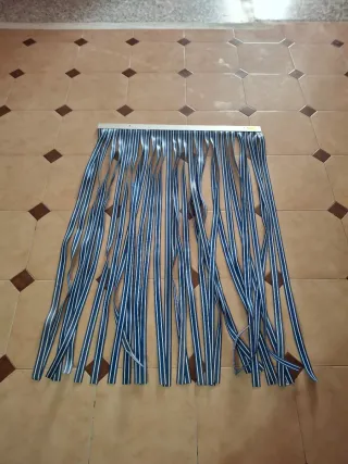 Cortina a strisce blu e bianco, in alluminio.