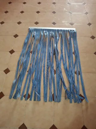 Cortina a strisce blu e bianco, in alluminio.