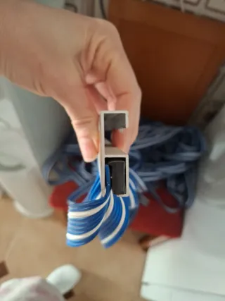 Cortina a strisce blu e bianco, in alluminio.