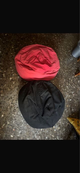 Puf tela rojo y negro