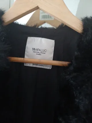 Abrigo pelo negro Zara. Cierre con corchetes