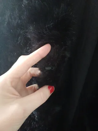 Abrigo pelo negro Zara. Cierre con corchetes