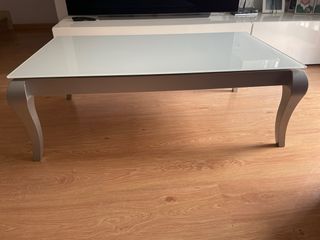 Salón comedor: sofá, mesa auxiliar y grande