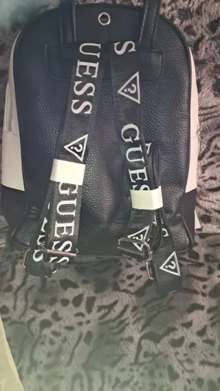 Mochila Guess Blanca y Negra