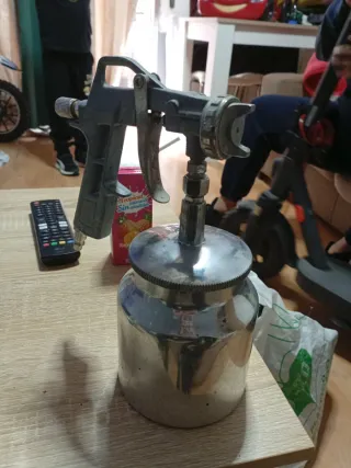 Pistola de pintar metálica