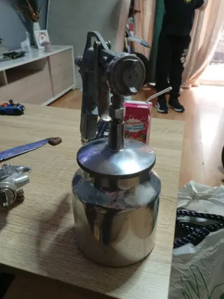 Pistola de pintar metálica