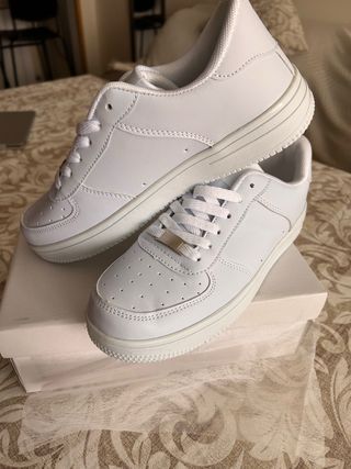Zapatillas blancas nuevas a estrenar