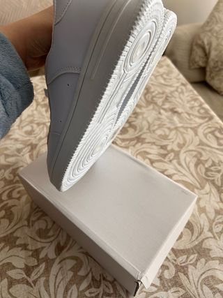 Zapatillas blancas nuevas a estrenar