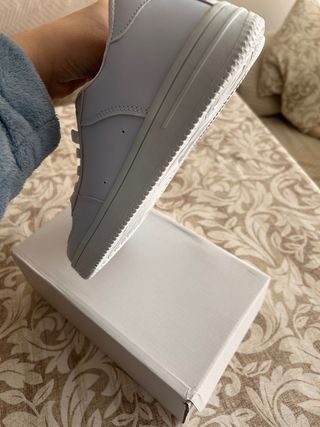 Zapatillas blancas nuevas a estrenar