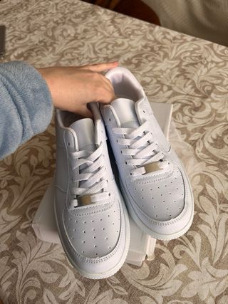Zapatillas blancas nuevas a estrenar